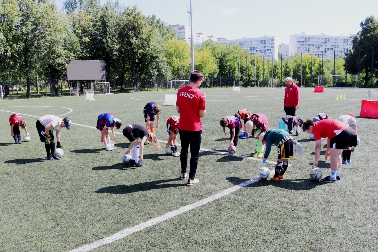 Лето с футболом. Открыт набор на городские спортивные смены Академии